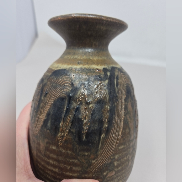 Studio Pottery Handmade Vase Signed Browns Tans & Black Tool Mark Accents - Picture 12 of 12